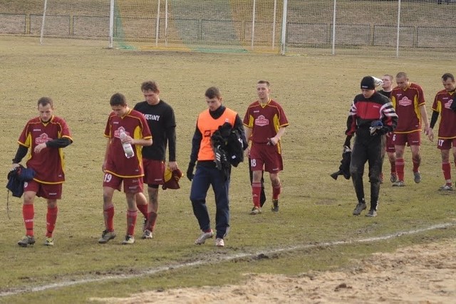 Piłkarze Naprzodu Jędrzejów przegrali pierwszy wiosenny mecz.