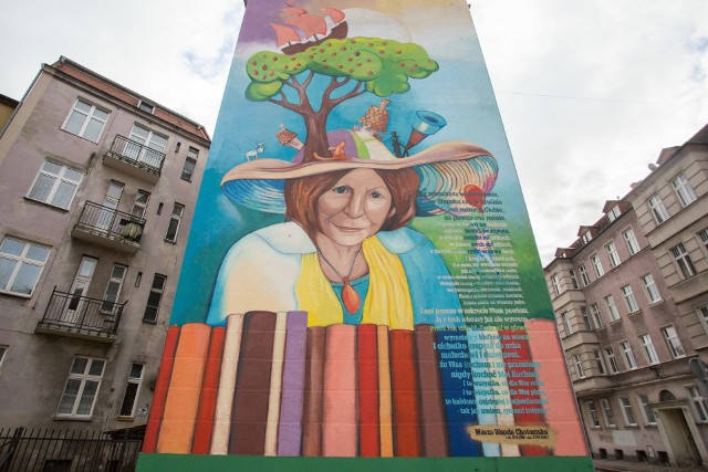 Mural powstał na cześć zmarłej wybitnej poetki, honorowej obywatelki miasta Słupska – Wandy Chotomskiej. Jego autorką jest słupszczanka Katarzyna Tomasiak – rysowniczka, ilustratorka, architektka wnętrz, pedagog  Na pierwszym planie dostrzegamy oczywiście portret pisarki. Z kolei świat dookoła postaci to odniesienia do twórczości Wandy Chotomskiej. Ten niezwykle barwny mural można podziwiać przy ul. Krasińskiego.Koordynatorem akcji był Słupski Ośrodek Kultury przy finansowym wsparciu Miasta Słupska.