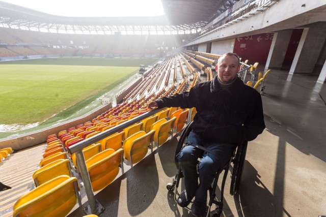 Wojciech Grabowski, niepełnosprawny kibic Jagiellonii, sprawdzał w czwartek, jak nasz Stadion Miejski jest przystosowany do potrzeb osób na wózkach. Był zadowolony.