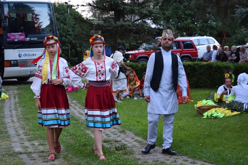 Sękowa. Koncert galowy Festiwalu Świat pod Kyczerą. Prezentacje trwały do późnej nocy. Publiczność gorąco oklaskiwała artystów