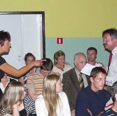 Momentami spotkanie w wiejskiej remizie było gorące. Bożena Hassa (z lewej) domagała się od wójta Tadeusza Jasionka, aby odwołał przetarg.