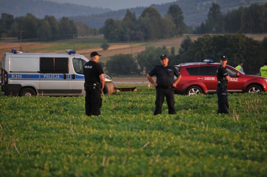 Policja i straż wciąż ustalają tożsamości ofiar....