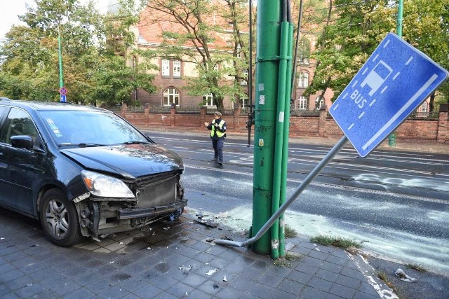 Wypadek na ulicy Grunwaldzkiej w Poznaniu. W środę rano przy wyjeździe z ul. Śniadeckich zderzyły się dwa samochody osobowe i tramwaj.Przejdź do kolejnego zdjęcia --->