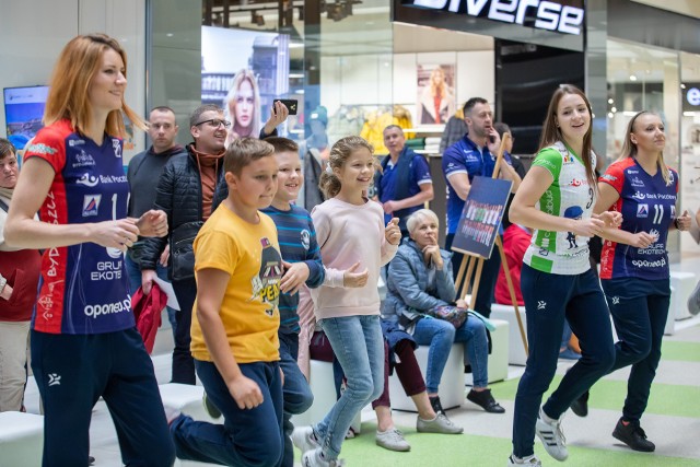 Siatkarki Banku Pocztowego Pałacu Bydgoszcz spotkały się ze swoimi kibicami. W Zielonych Arkadach odbyła się oficjalna prezentacja zespołu. Fani siatkarek mogli zrobić sobie z nimi zdjęcia i wziąć autografy. Były także wspólne ćwiczenia i zabawy z najmłodszymi kibicami. Nie obyło się bez pokazów tanecznych z udziałem zespołów Unique Studio i Echo Art. Duża popularnością wśród najmłodszych fanów cieszyły się maskotki klubowe "Bydgosia" i "Panda". Na kolejnych stronach zdjęcia z imprezy