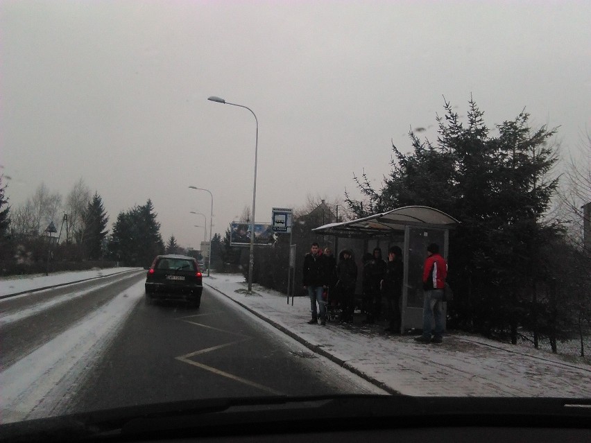 Wrocław sparaliżowany. Ślisko na ulicach. Kierowcy utknęli w ogromnych korkach (ZDJĘCIA)