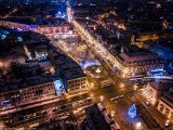 Białystok nocą. Zobacz nasze rozświetlone miasto z lotu ptaka w świątecznej odsłonie (zdjęcia)