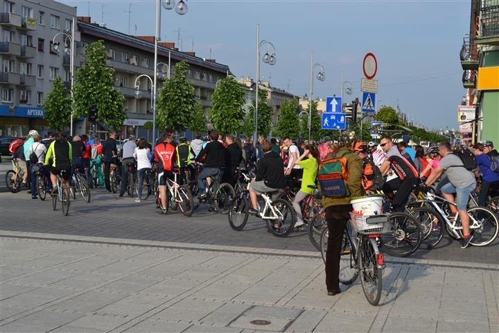 Masa Krytyczna w Częstochowie. Cykliści opanowali Aleje Najświętszej Maryi Panny [ZDJĘCIA]