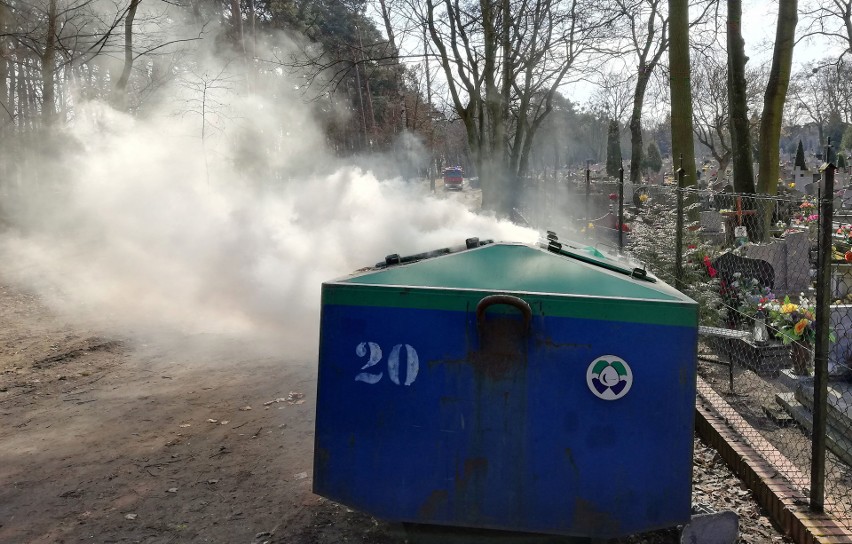 Przed południem wezwano straż pożarną do palących się śmieci...
