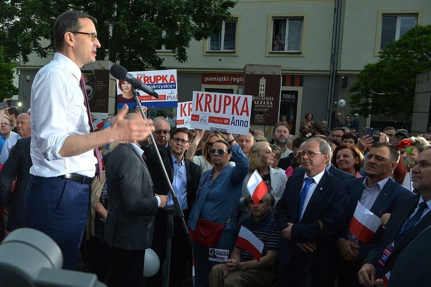 Premier Mateusz Morawiecki w Kielcach. W deszczu i bez krawata (ZAPIS TRANSMISJI) 