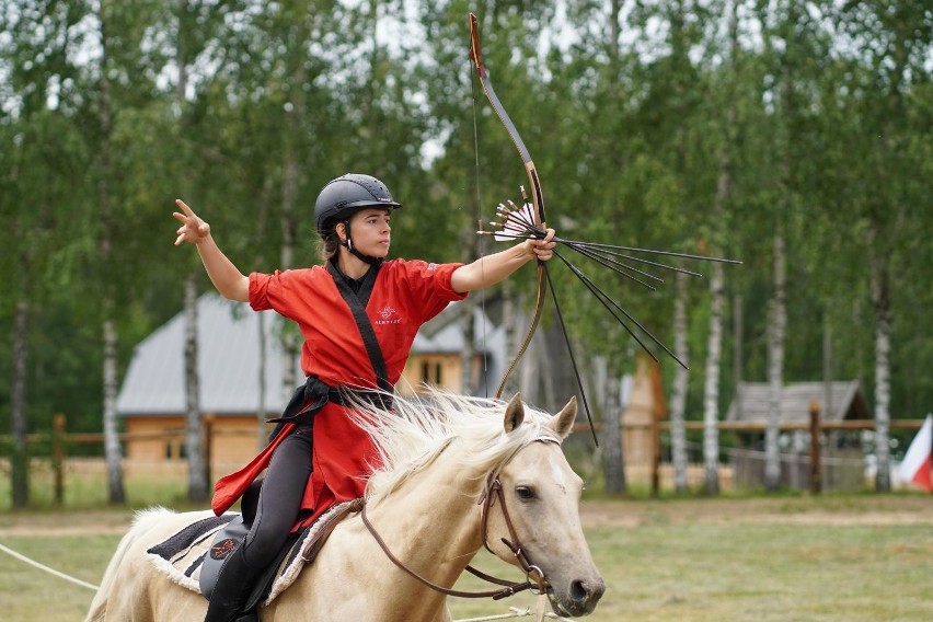 Wasilków: VII Festiwal Kultury Tatarskiej. Tatarskie potrawy, występy zespołów i międzynarodowe zawody łuczników [ZDJĘCIA]