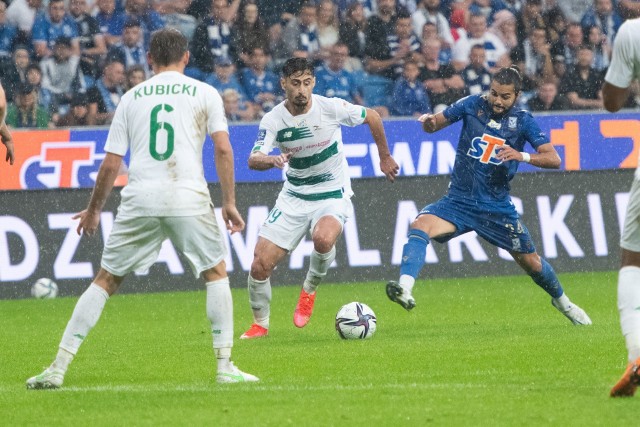 Lech Poznań, wygrywając z Lechią Gdańsk 2:0, umocnił się na czele tabeli. Początek sezonu w wykonaniu Kolejorza jest imponujący. To najlepszy start od prawie 30 lat, czyli od mistrzowskiego sezonu 1992/93. Jakie są powody, że Lech z drużyny, na którą jeszcze kilka miesięcy temu nie dało się patrzeć, stał się zespołem, który zaczął seryjnie wygrywać.  Oto nasze wnioski---->Wokół Bułgarskiej po meczu z Lechią Gdańsk: