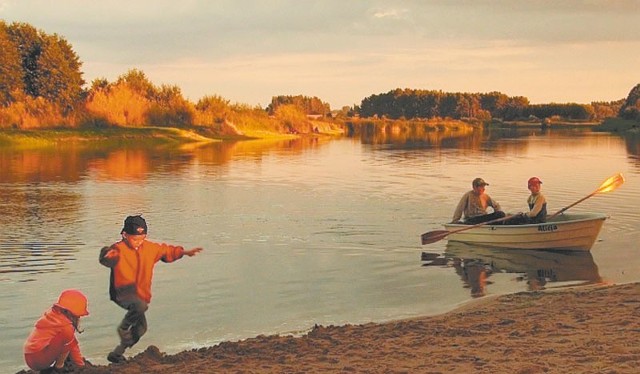 W zalewie w Janowie ryby są wielkie &#8211; opowiadają okoliczni wędkarze. Latem to świetne miejsce do plażowania &#8211; zachwala Alicja Kochanowska z Janowa.