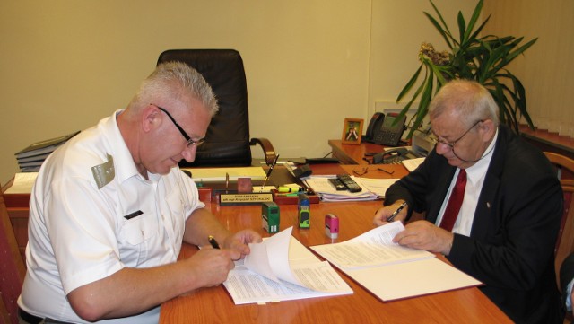Podpisanie umowy: od lewej płk Krzysztof Szychulski oraz  Alojzy Szczupak