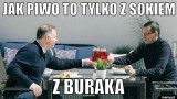 Andrzej Duda i Mateusz Morawiecki piją piwo. Memy o wizycie na przekopie Mierzei komentują obraz przywódców narodu 