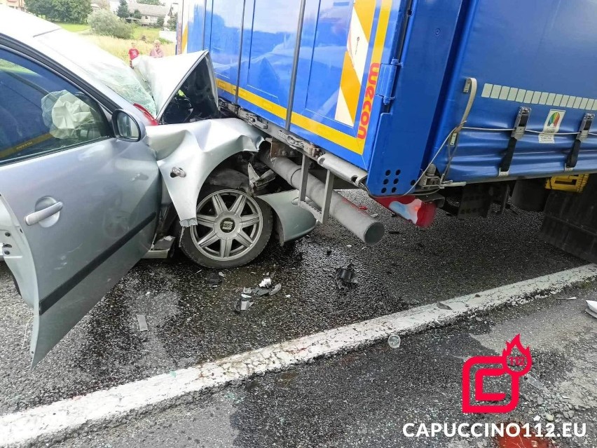 Wypadek w Gnojniku na DK75, zderzyły się dwa samochody osobowe i ciężarówka, dwie osoby ranne, 2-kilometrowy korek