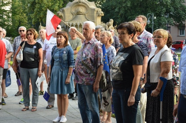 Demonstracja pod Sądem Okręgowym w Opolu.