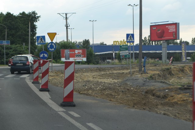 Likwidują prawoskręt na ul. Prostej, bo budują drogę rowerową. Kierowcy są oburzeni