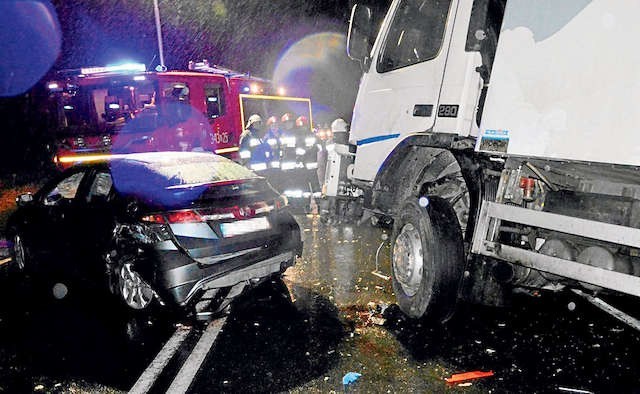 W wypadku z udziałem trzech pojazdów w podtoruńskim Rogówku zginęły dwie osoby.