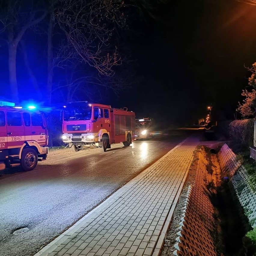 Koparka wjechała w dom w gminie Słomniki. Wypadek zdarzył się nocą, pojazd uszkodził ścianę łazienki