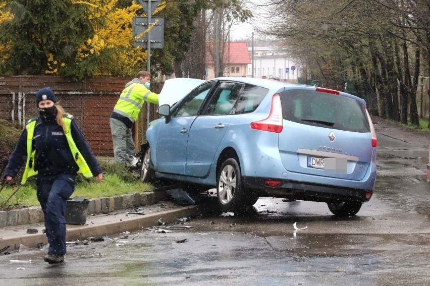Wypadek dwóch samochodów na Karłowicach. Dwie osoby w szpitalu (ZDJĘCIA)
