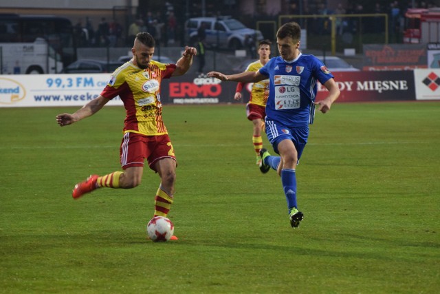 Chojniczanka Chojnice przegrała u siebie z Pogonią Siedlce 0:2 po dwóch golach Adriana Paluchowskiego  - w 8 i 62. minucie. Gospodarze spotkania zobaczyli trzy żółte kartki (Oskar Paprzycki, Krzysztof Danielewicz i Karol Fila), a goście - dwie (Daniel Chyła, Arkadiusz Czarnecki). Chojniczanka po 14. kolejce i mino porażki pozostaje liderem 1. ligi.