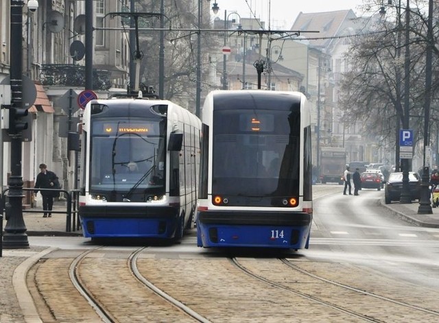 Podczas ostatniej sesji Rady Miasta Bydgoszczy wprowadzono do wieloletniego planu finansowego nowe zadanie; opracowanie dokumentacji technicznej dotyczącej rozwoju sieci tramwajowej po roku 2020. - Okres jego realizacji wynosi dwa lata – wyjaśnia Marta Stachowiak, rzecznik prezydenta Bydgoszczy.Więcej o planach inwestycyjnych miasta oraz mapy z informacją, którędy pojadą tramwaje na kolejnych slajdach. Kliknij lub przesuń zdjęcie gestem >>>O krok od wielkiej tragedii! Cudem uniknęli śmierci! [wideo - program Stop Agresji Drogowej] 