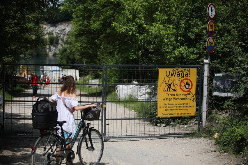 Niedziela na Zakrzówku. Akcja poszukiwawcza trwa, plażowicze...