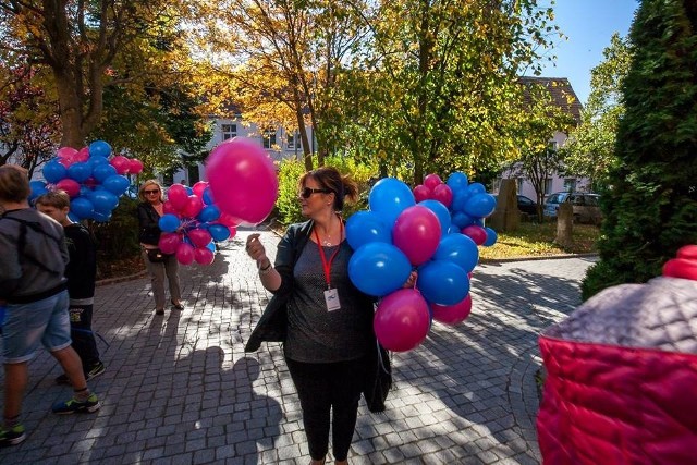 Symboliczne różowe i niebieskie balony wypuszczono w powietrze na rynku w Darłowie.