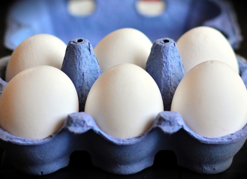 Całe średniej wielkości jajko ma 150 kalorii i zawiera 12,5...