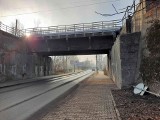 Katowice. Ulica Załęska znów przejezdna. Rozebrano jeden z dwóch wiaduktów kolejowych nad tą ulicą. Autobusy jeżdżą już zgodnie z trasą