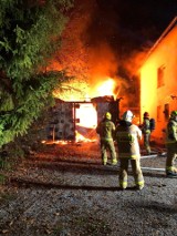Mogilany. Nocą wybuch pożar garażu, było zagrożenie dla domu mieszkalnego stającego w pobliżu