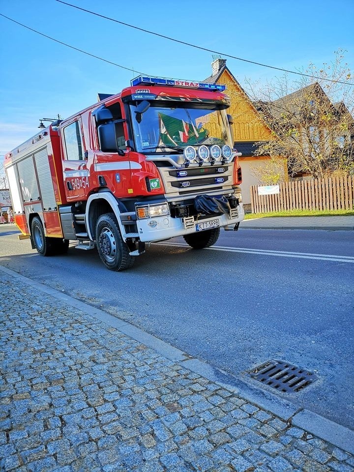 Takim wozem gaśniczym jeżdżą do pożarów strażacy z jednostki...