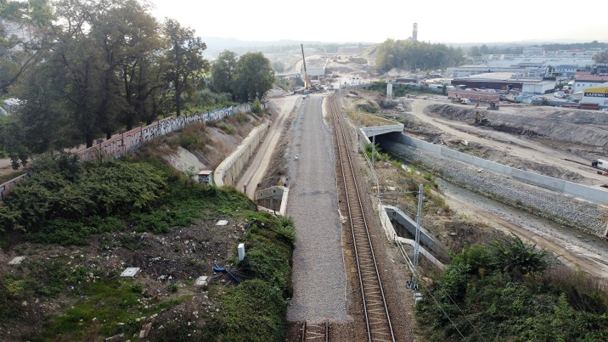 Kraków. Najdłuższy tunel Trasy Łagiewnickiej przetnie linię kolejową. Postępują prace [ZDJĘCIA]