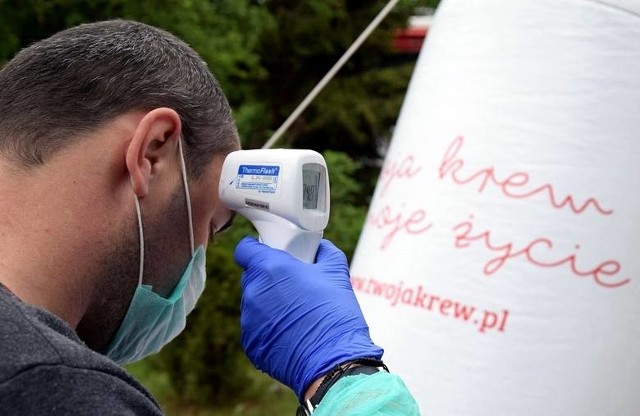 Medycy apelują do pacjentów zakażonych koronawirusem. Jeśli w domu poczują się gorzej, powinni zadzwonić na 112 lub 999, a nie przyjeżdżać samemu, lub co gorsza - autobusem do szpitala