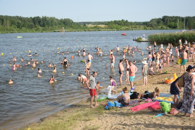 Mnóstwo osób wypoczywało w niedzielę, 19 czerwca nad Stawem Górnym w Pionkach.