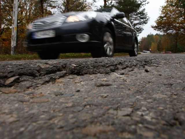 Zniszczone nawierzchnie dróg przez ciężarówki wożące materiały na autostradę w gm. Czarna