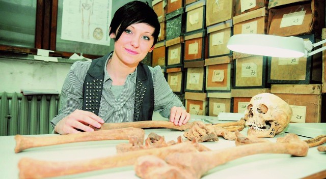 Magdalena Krajewska z Zakładu Antropologii UMK w ciągu czterech lat badań prześwietli ok. 900 dziecięcych szkieletów