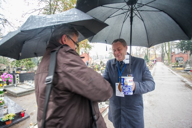 Prezydent Rafał Bruski podczas kwesty