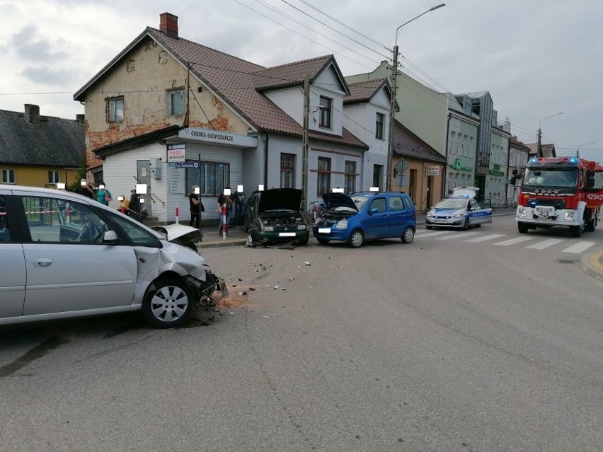 Szczuczyn. Wypadek z udziałem trzech samochodów na skrzyżowaniu Placu 1000-lecia z Kościelną. Jedna osoba ranna [ZDJĘCIA]