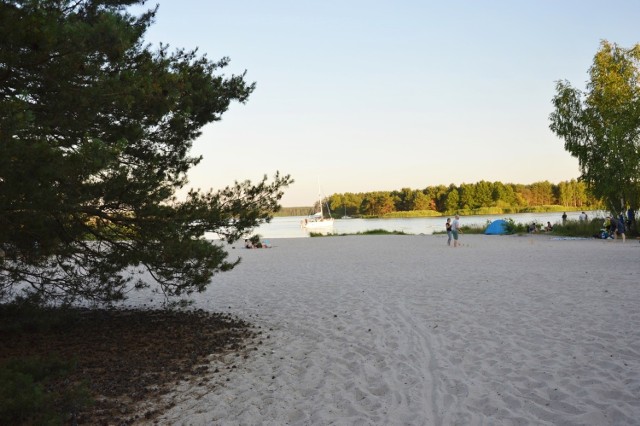 Piaszczyste plaże w Leonowie nad Zalewem SulejowskimNie ma ratowników, ale jest biały piasek, a niewielkie plaże są otoczone lasami ze ścieżkami dla rowerzystów i biegaczy. W pobliżu znajduje się Camping Łoś