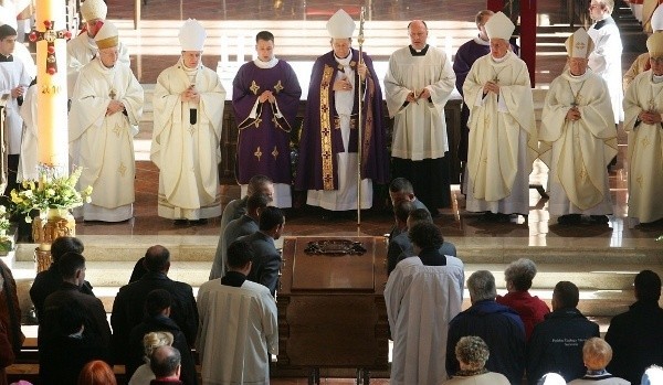 W uroczystościach brał udział prymas i 80 biskupów.