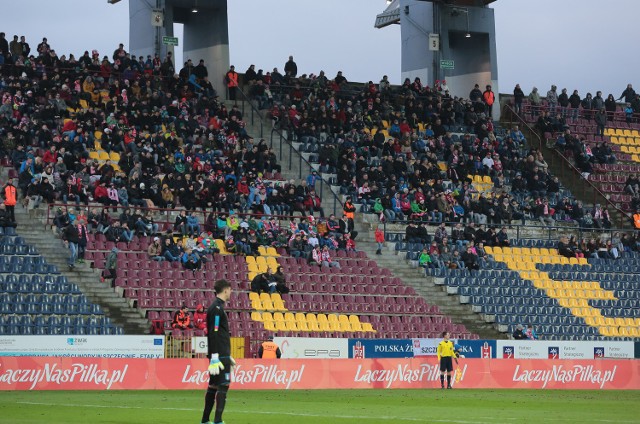 Mecz reprezentacji przyciągnął ok. tysiąca kibiców na trybuny stadionu przy ul. Twardowskiego.