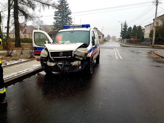 Wypadek w Knyszynie. Ambulans zderzył się z volkswagenem