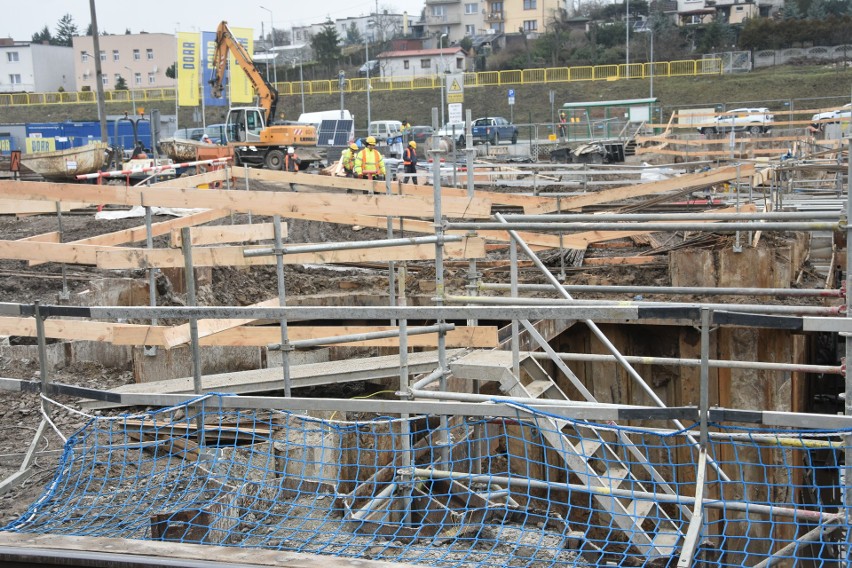 Budowa tunelu pod torami na stacji PKP w Nakle nabrała...