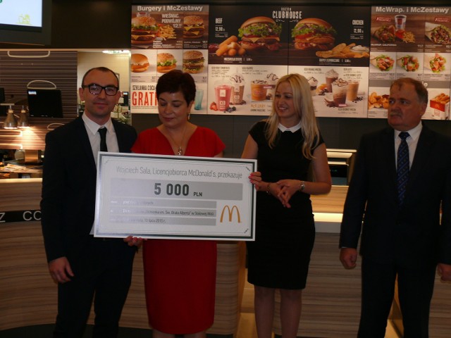 Z lewej licencjobiorca McDonald'sa Wojciech Sala, obok dyrektor Ochronki Anna Miller z symbolicznym czekiem.
