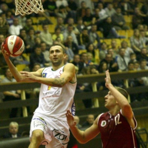 Kibice w Stalowej Woli będą dziś oglądać wiele tak efektownych akcji, jak ta w wykonaniu koszykarza Siarki Michała Marciniaka.