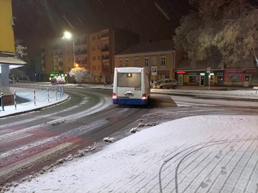 W Tarnobrzegu spadł pierwszy śnieg. Na ulice miasta wyjechały pługopiaskarki