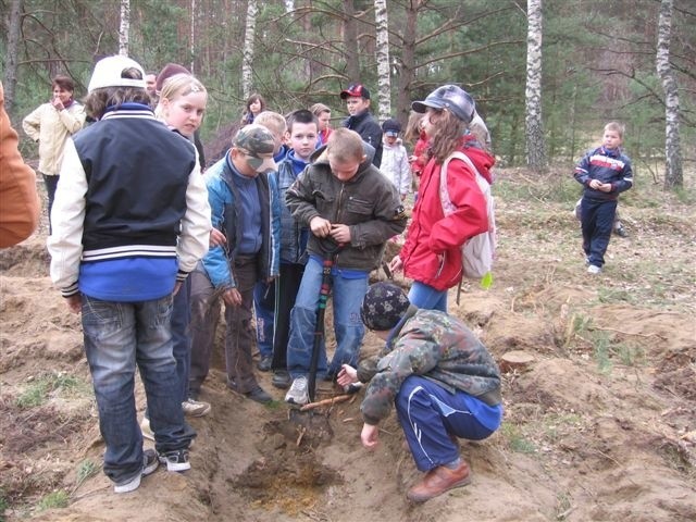 Leśnicy wysoko ocenili umiejętność sadzenia drzewek przez dzieci ze szkół podstawowych w Barwicach i przedszkola w Połczynie Zdroju.