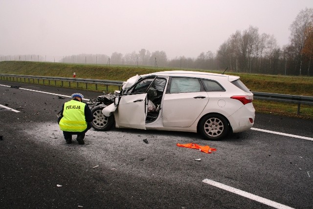 Najpierw dachowało audi, a następnie bus zderzył się z osobówką. Obydwa wypadki wydarzyły się w miejscowości Warlubie. Droga w kierunku Łodzi jest zablokowana.