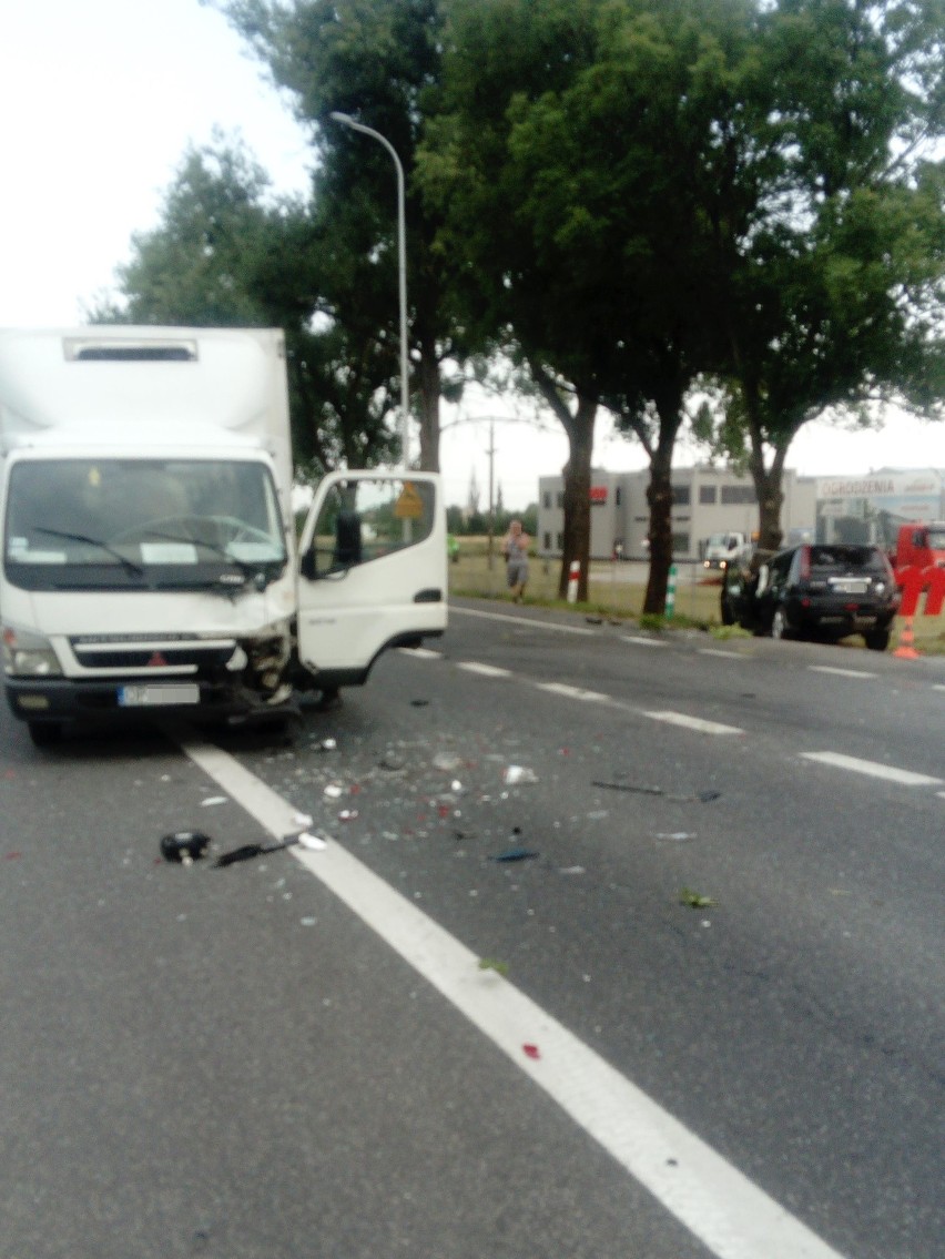 Wypadek trzech aut w Radwanicach. Droga zablokowana     